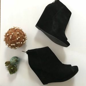 SALE 💕 Suede Dolce Vita Peep Toe Ankle Booties